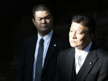 Japanese Ministers Visit War Dead Shrine on Anniversary of World War II Defeat