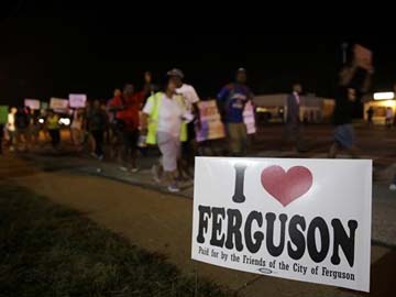 Rival Rallies as Peace Returns to Ferguson