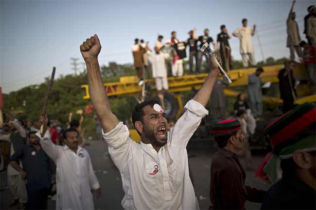 Imran Khan, Supporters March Towards Islamabad's 'Red Zone'