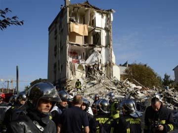 Two Killed as Paris Suburb Building Collapses in Explosion