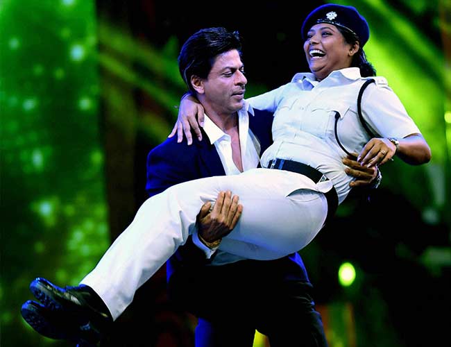 Shah Rukh Khan's Dance with Woman Police Officer Draws Opposition Ire