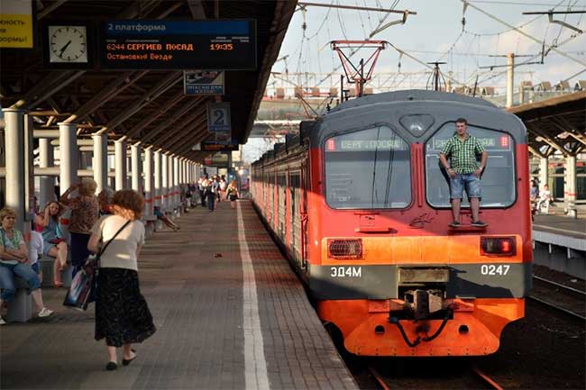 Russian Train-Surfers, Extreme Sport or Social Problem?