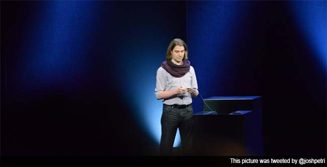 'Scarf Guy' Steals Apple's iPhone 6 Show