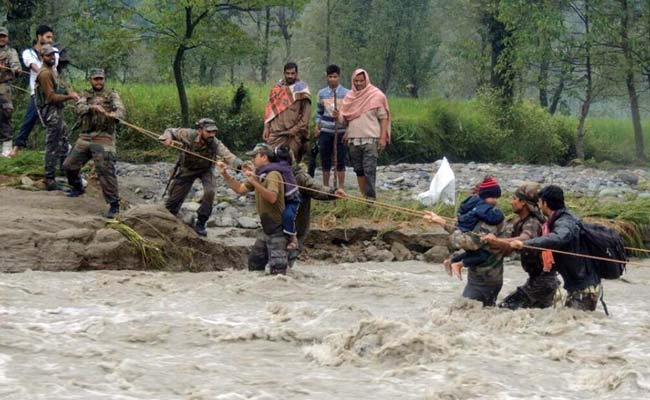 कश्‍मीर में बाढ़ का संकट: बारिश रुकी-झेलम का जलस्तर घटा,PM मोदी ने CM से की बात