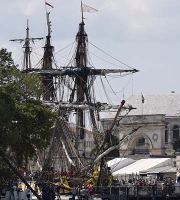 Replica 18th-century frigate due for maiden France voyage