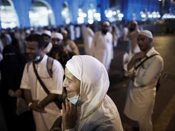 With Wheelchairs and Walking Sticks, Pilgrims Throng Mecca for Hajj
