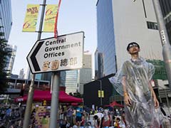 Hong Kong Police Barricade Streets, Block in Democracy Protesters