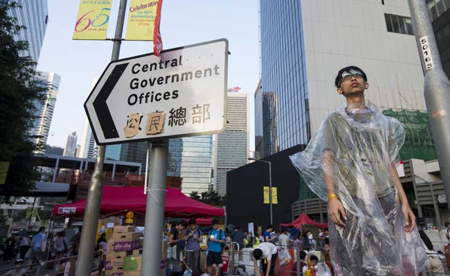 Hong Kong Police Barricade Streets, Block in Democracy Protesters