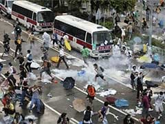 Hong Kong Resorts to Tear Gas to Break up Democracy Protesters After Warnings