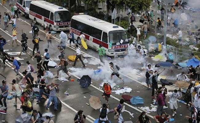 Hong Kong Resorts to Tear Gas to Break up Democracy Protesters After Warnings