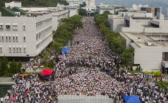 Defiant Students Give Hong Kong Leader Ultimatum to Respond