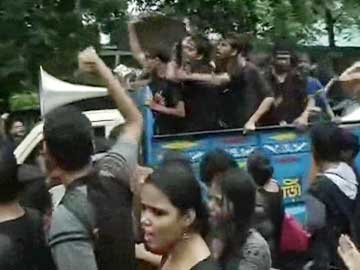 Kolkata: Protest March by Students, Governor Intervenes
