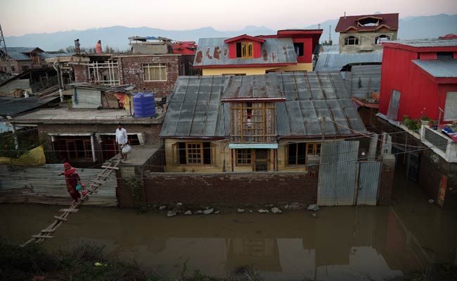 As Flood Water Recedes in Srinagar, More Bodies Found