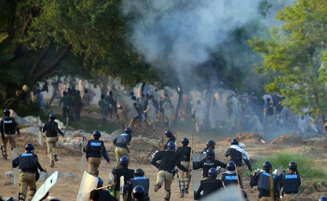 In Pakistan, Anti-PM Protesters Attack Cops With Clubs and Rocks