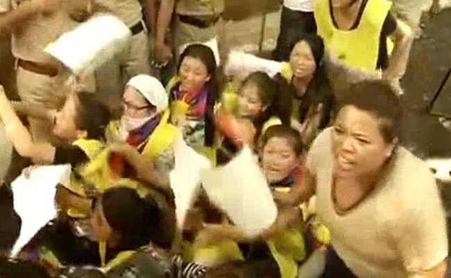 PM Narendra Modi, Chinese President Xi Hold Talks Amid Loud Tibetan Protests