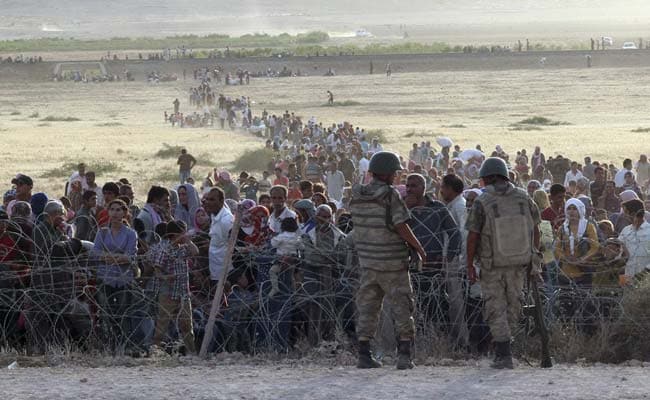 Hundreds of Syrian Kurds Fleeing Islamic State Gather on Turkish Border