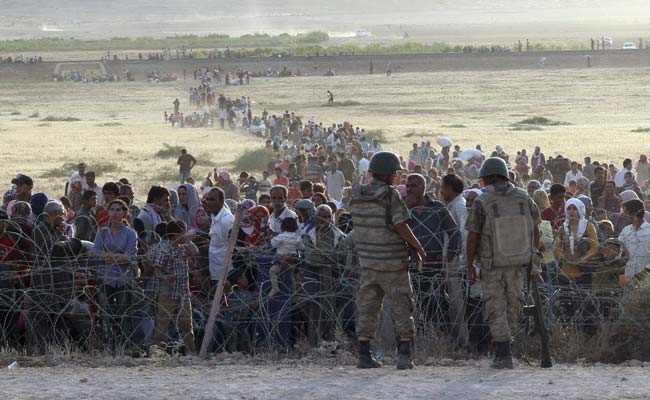 Hundreds of Syrian Kurds Fleeing Islamic State Gather on Turkish Border