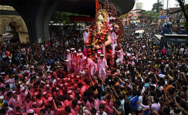 Mumbai Bids Emotional Adieu to Favourite God on Ganesh Visarjan