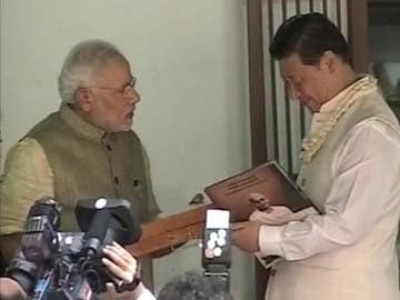 Chinese President Xi Jinping Pays Tribute to Mahatma Gandhi at Sabarmati Ashram