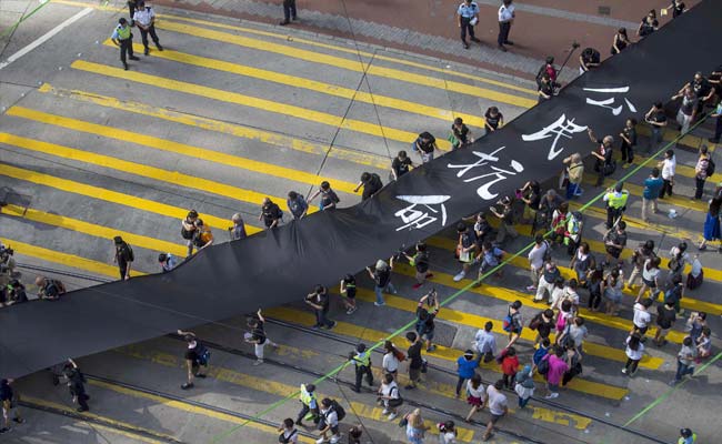 More Than 1 000 Pro Democracy Activists Stage Black Cloth March In