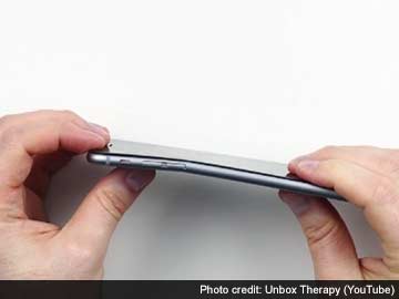 Complaints on 'Bendy' iPhone, Software Bugs Dog Apple