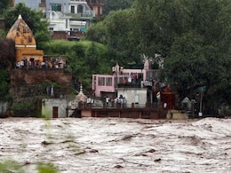 Over 100 Dead as Jammu and Kashmir Witnesses Worst Floods in 50 Years Over 100 Dead as Jammu and Kashmir Witnesses Worst Floods in 50 Years