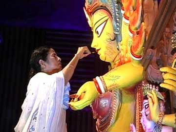 Mamata Banerjee Begins Durga Puja With a Brushstroke