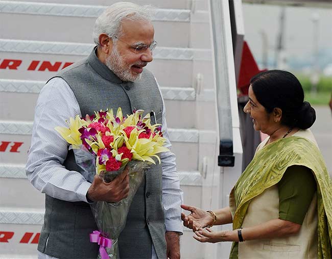 Narendra Modi Returns From Japan, Sushma Swaraj Receives Him at Airport