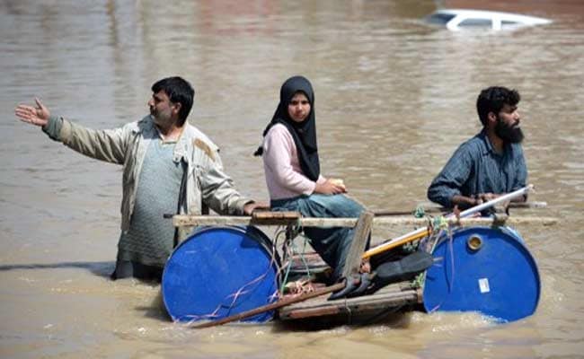 Pakistan Rushes to Protect Cities From Floods