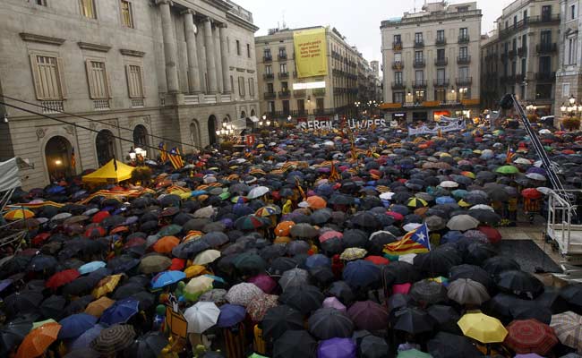 Thousands Rally Against Halt to Catalonia Referendum