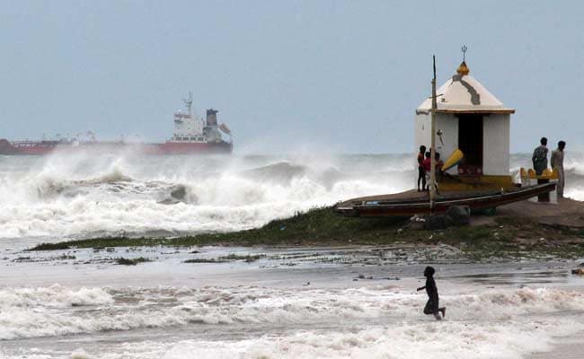 Cyclone Hudhud: NDRF Airlifts Metal and Wood Cutters, Increases Standby Teams to 44