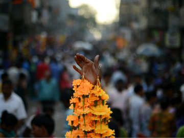 Dhanteras Rush Slows Down Traffic on Delhi Roads