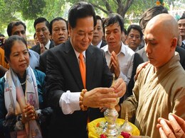 Vietnamese PM Prays at Bodh Gaya, Says Buddhism Binds Both Countries Vietnamese PM Prays at Bodh Gaya, Says Buddhism Binds Both Countries