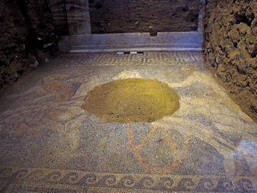 Large Mosaic in Ancient Tomb Uncovered in Greece 