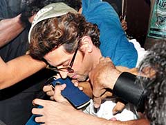 An Unruly Fan Gets Too Close to Hrithik Roshan
