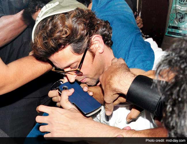 An Unruly Fan Gets Too Close to Hrithik Roshan