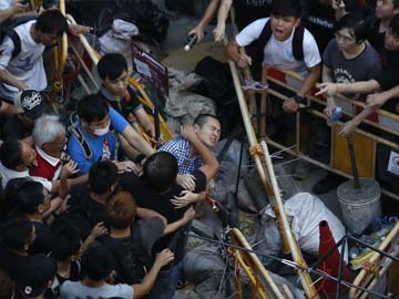 Protesters to Lift Hong Kong Government Blockade, Vow to Stay in Central