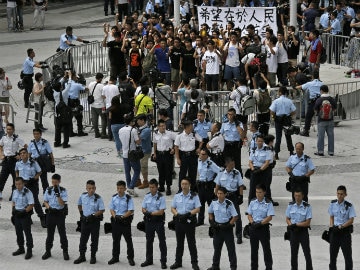 Hong Kong Activists Regroup to Force Police Retreat in Protest Hotspot