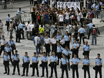 Once Respected, Hong Kong Police Now Reviled by Protesters