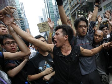 Hong Kong Protests See 'Blue Ribbon' Backlash