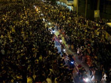 Hong Kong Protest Leaders Agree to Talks as Numbers Dwindle