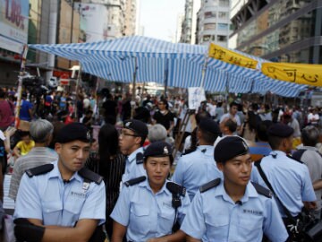 Chinese Troops Play Symbolic Role in Hong Kong Drama Over Democracy