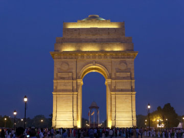 On Weekends, India Gate Remains Littered with Garbage