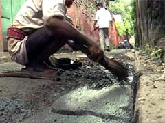 In Kolkata, the Search for Particles of Gold in Dusty Alleys