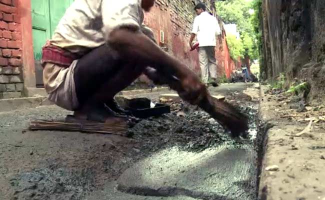 In Kolkata, the Search for Particles of Gold in Dusty Alleys