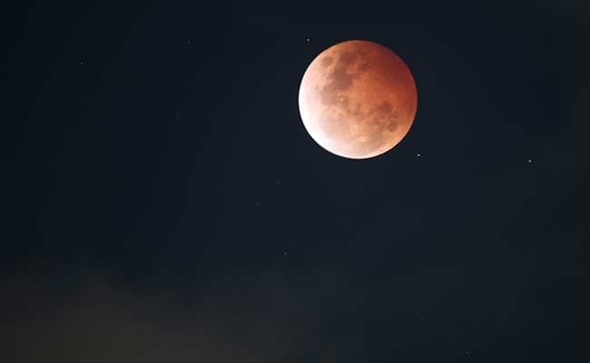 'Blood Moon' Awes Sky Watchers in Americas and Asia	