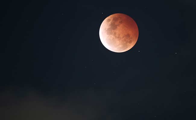 'Blood Moon' Awes Sky Watchers in Americas and Asia