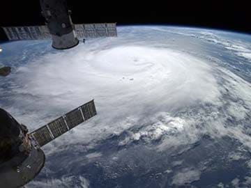 Power Out, Trees Fall as Hurricane Crosses Bermuda 