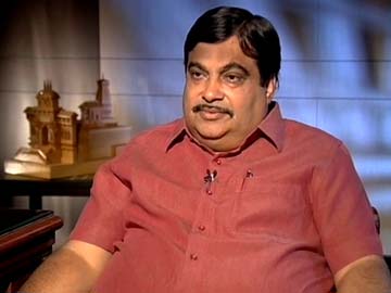 Man Detained for Trying to Hurl Shoe at Union Minister Nitin Gadkari