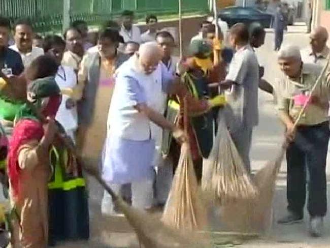 PM Narendra Modi Sweeps in a 'Clean India' Movement